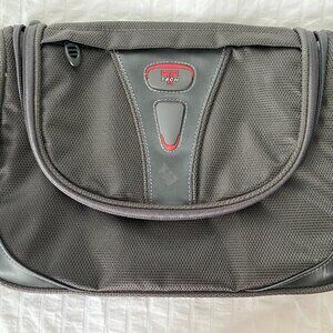T-Tech Tumi Hanging Toiletry Kit/Bag